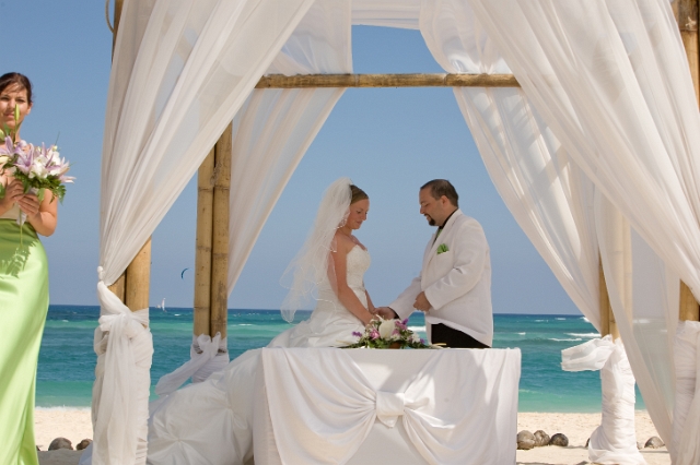 dominican_republic_ceremony_gettingready_candid_philandrenae_32.jpg